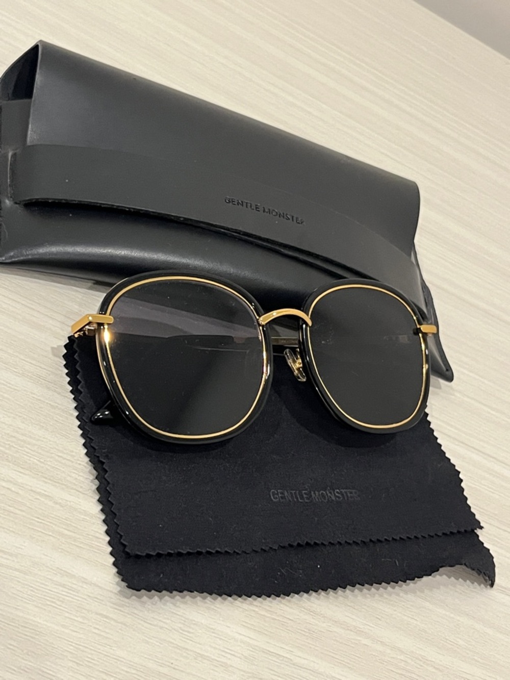 GENTLE MONSTER Black Frame Sunglasses with Gold Trim New！GWP